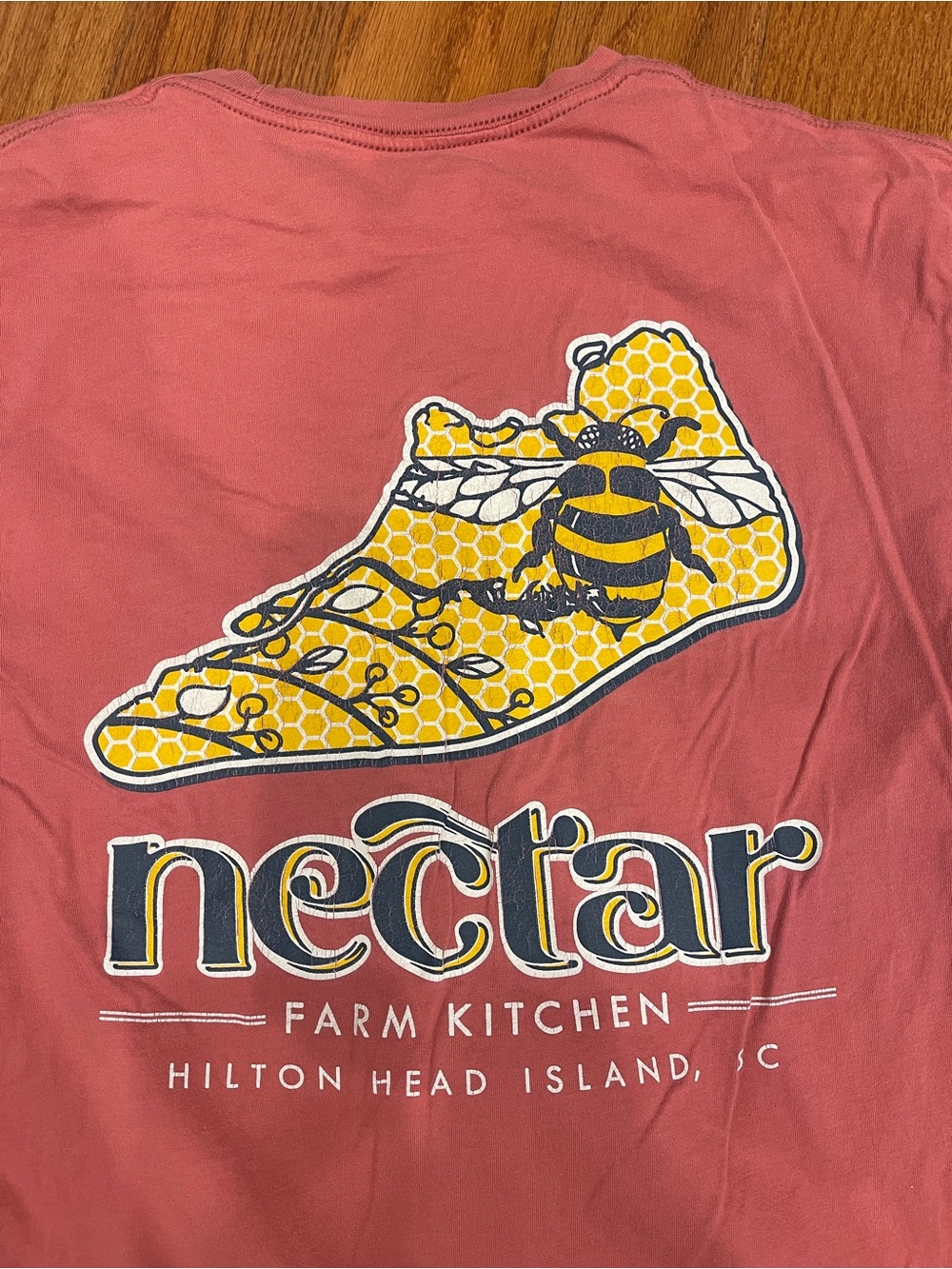 Nectar Farm Kitchen Hilton Head Island Bee Graphic Souvenir Tee T-Shirt Small
